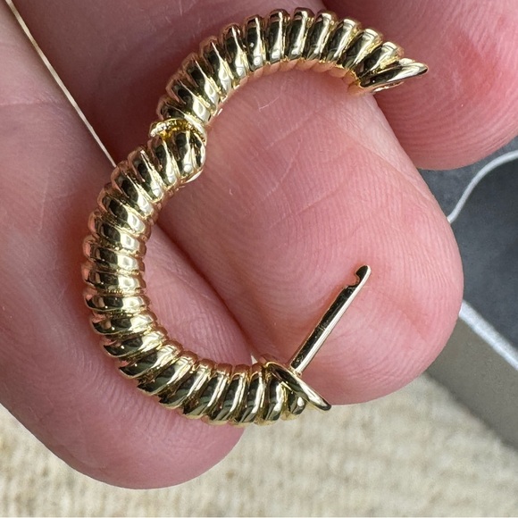 New High Quality Hoop Huggies Lussoro 18k Gold Plated Everyday Wear Earrings - Picture 8 of 10